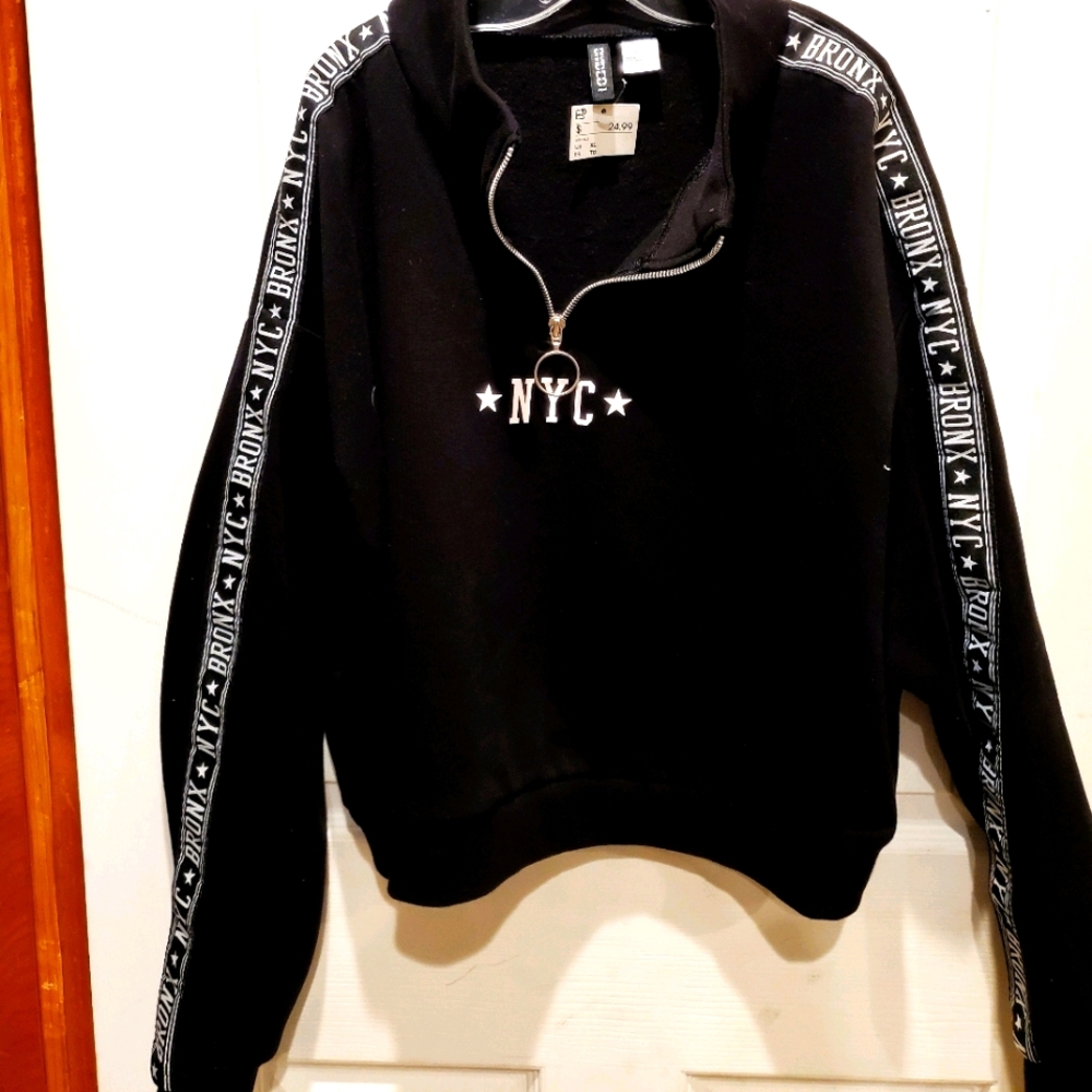 Black crop sweatshirt